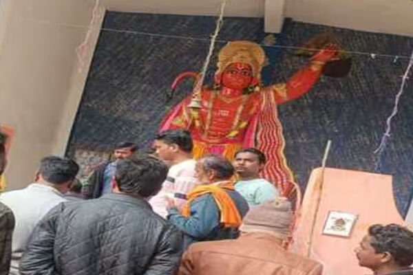 Jharkhand News: हनुमान मंदिर में मांस का टुकड़ा फेंके जाने से हड़कंप, लोगों का विरोध जारी