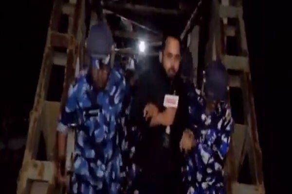 Sandeshkhali News: रिपब्लिक बांग्ला का पत्रकार गिरफ्तार, संदेशखाली से कर रहा था ग्राउंड रिपोर्टिंग, लाइव कैमरे पर पकड़ के ले गई पुलिस