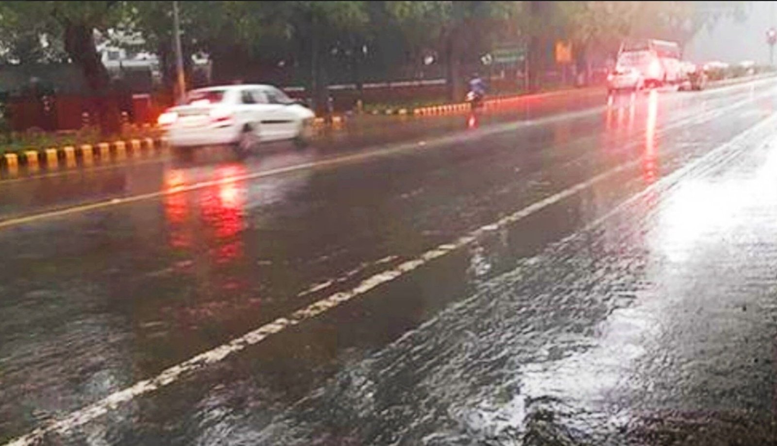 Aaj Ka Mausam 20 February 2024: दिल्ली-NCR का अचानक बदला मौसम, हुई झमाझम बारिश, जाने अपने शहर में मौसम का हाल