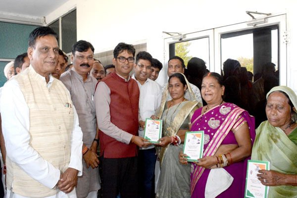 OP Chaudhary News: वित्त मंत्री ओपी चौधरी ने सार्वजनिक वितरण प्रणाली के तहत नए राशनकार्ड का किया वितरण…