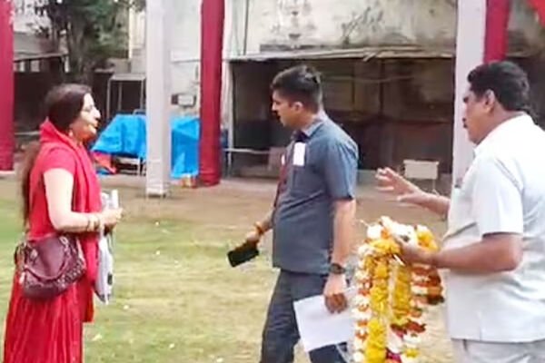 Digvijay Singh News: महिला पर भड़के पूर्व CM दिग्विजय सिंह, बोले "पागल हो गई है ये, बाहर करो इसे"