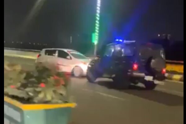 Ghaziabad Elevated Road Video: एलिवेटेड रोड पर फिल्मी स्टंट, बैक गियर पर 2 किमी तक भगाई कार, पुलिस पकड़ने में नाकाम