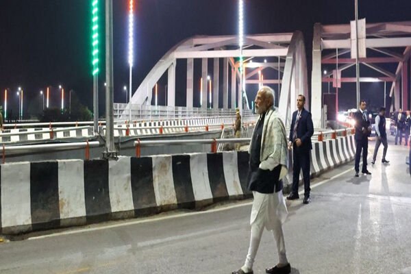 PM Narendra Modi in Varanasi: देर रात फ्लाईओवर पर रुका PM नरेंद्र मोदी का काफिला, अचानक गाड़ी से उतरे PM