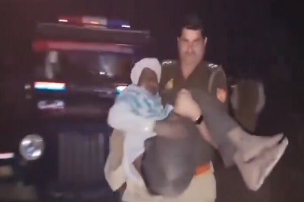 UP News: मानवता की मिसाल बने दरोगा गौरव चौधरी, घायल को गोद में उठाकर पहुंचाया अस्पताल