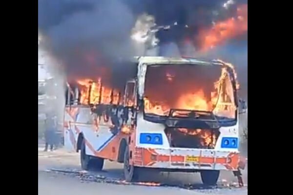 Bihar News: हाजीपुर में चलती बस में लगी आग, 12 से  ज्यादा यात्री थे सवार