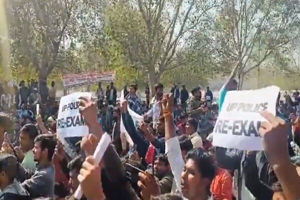 UP Police Paper Leak: सिपाही भर्ती पेपर लीक मामले में अभ्यर्थियों ने किया प्रदर्शन, हजारों की संख्या में पहुंचे अभ्यार्थी