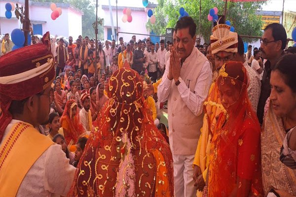 Bemetara News: मुख्यमंत्री कन्या विवाह योजना के तहत 70 जोड़े विवाह बंधन में बंधे, खाद्य मंत्री ने दिया आशीर्वाद…
