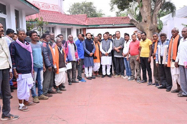 CM Vishnudeo: CM विष्णुदेव को जाना था तेलंगाना, और इधर उनसे मिलने गेट पर खड़े थे ग्रामीण… जानिए फिर क्या हुआ