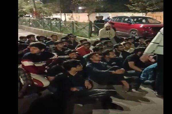 Gwalior News: कॉलेज परिसर में शराबियों ने मेडिकल छात्राओं को छेड़ा, विरोध करने पर पुलिस ने जूनियर डॉक्टर को मारा थप्पड़