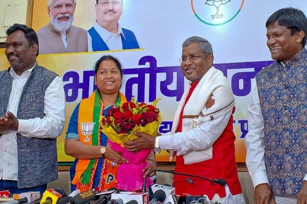 Geeta Kora Resigns: कांग्रेस को बड़ा झटका, भाजपा में शामिल हुई लोकसभा सांसद गीता कोड़ा, बोली "मेरा वहां दम घुटता था"