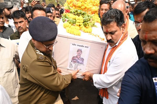 CG News: दुख की घड़ी में छत्तीसगढ़ सरकार शहीद जवान के परिजन के साथ, डिप्टी CM विजय शर्मा ने पार्थिव शरीर को दिया कंधा…