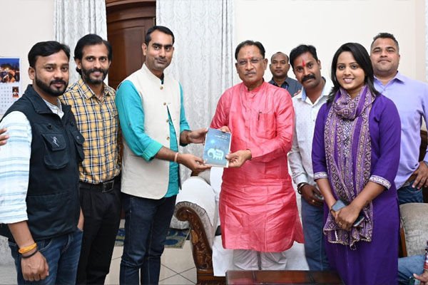 CM Vishnu Deo: मुख्यमंत्री से रायपुर प्रेस क्लब के नवनिर्वाचित पदाधिकारियों ने की मुलाकात, शपथ ग्रहण समारोह में शामिल होने किया आमंत्रित