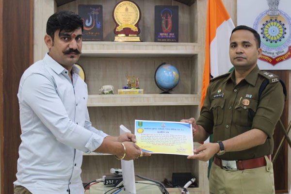 CG Korea News: गुम हुआ मासूम एक घण्टे में पहुंचा परिजनों के पास, पुलिस को सूचना देने वाले आम नागरिक को SP ने सराहा…