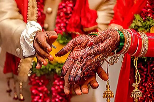 UP News: सामूहिक विवाह फर्जीवाड़ा: एक विवाह ऐसा भी! दूल्हा नहीं पहुंचा तो दुल्हन ने जीजा संग लिए फेरे