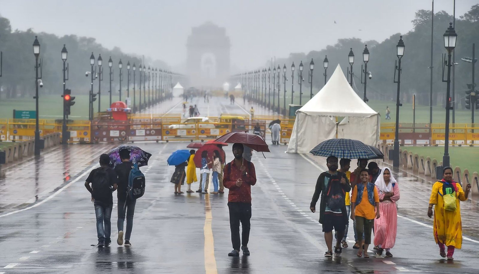 Aaj Ka Mausam 28 February 2024: दिल्ली-नोएडा में बारिश से सुहाना हुआ मौसम, जानें अपने शहर में मौसम का हाल