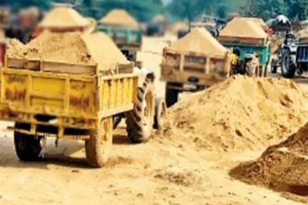 Janjgir-Champa: अवैध परिवहन एवं उत्खनन करते पाये जाने पर 4 वाहन जप्त