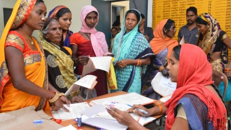 Mahtari Vandan Yojana: छत्तीसगढ़ में रविवार और अन्य अवकाश के दिनों में भी खुले रहेंगे बैंक, महिला एवं बाल विकास विभाग की सचिव ने दिए निर्देश