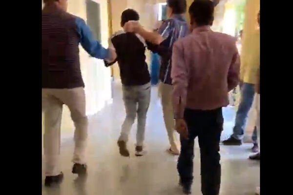 Guna News: CEO ने किसान को बाथरूम में किया बंद, फिर बेल्ट से की पिटाई, CM ने किया सस्पेंड