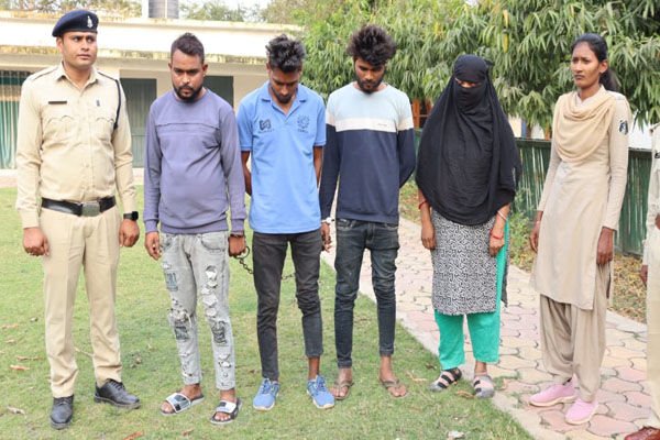 CG देह व्यापार का भंडाफोड़: नाबालिग लड़कियों की फ़ोटो भेज होती थी ग्राहकों से डील…एक महिला और तीन ग्राहक गिरफ्तार