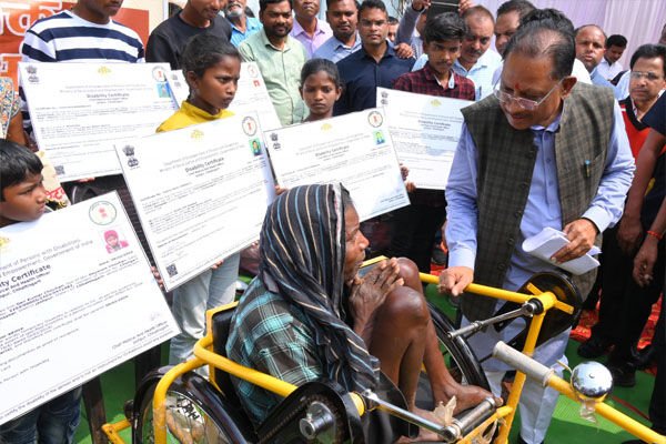 Jashpur CM Vishnudeo: मुख्यमंत्री ने दिवांगजनों को सामग्री का किया वितरण, हितग्राही को दिया प्रमाण पत्र…