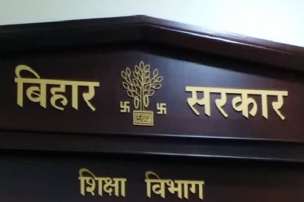 Bihar News: बिहार शिक्षा विभाग एक्शन में, IAS केके पाठक के बैठक में नहीं आने पर VC और रजिस्टर पर FIR, जानिए पूरा मामला..