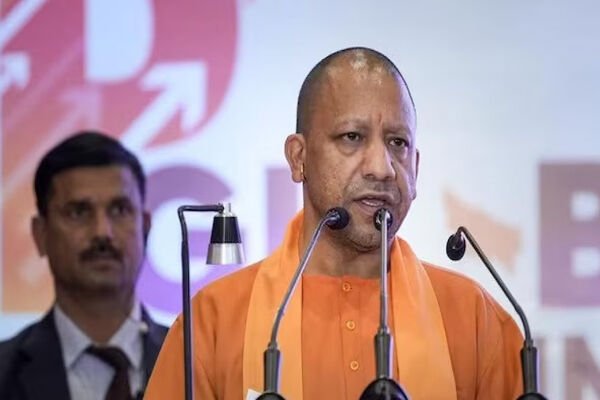 CM Yogi Adityanath Death Threat: मुख्यमंत्री योगी आदित्यनाथ को मिली बम से उड़ाने की धमकी, हेड कांस्टेबल को आया कॉल