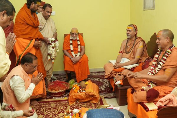 CG News: CM विष्णुदेव ने शंकराचार्य अविमुक्तेश्वरानंद सरस्वती तथा सदानंद सरस्वती के किए दर्शन