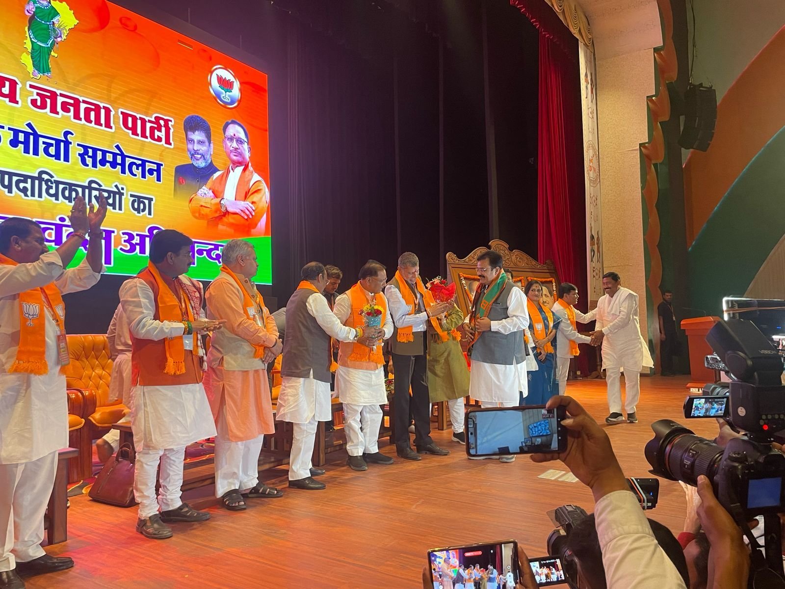 CG जिपं अध्यक्ष ने कांग्रेस छोड़ीः लोकसभा चुनाव से पहले कांग्रेस को बड़ा झटका, जिला पंचायत अध्यक्ष ने CM विष्णुदेव के समक्ष किया बीजेपी ज्वाईन