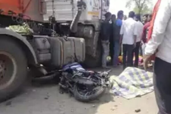 Jharkhand Accident News: दुमका में बड़ा हादसा, चाय की दुकान में घुसा ट्रक, 3 की मौके पर मौत, कई घायल