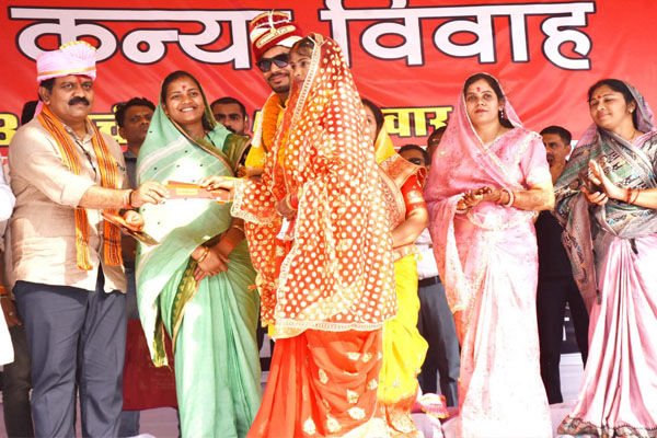 Kawardha News: मुख्यमंत्री कन्या विवाह योजना: सामाजिक रीति-रिवाज से 290 जोड़े बंधे परिणय-सूत्र में, डिप्टी CM विजय शर्मा और मंत्री लक्ष्मी राजवाड़े हुए शामिल…