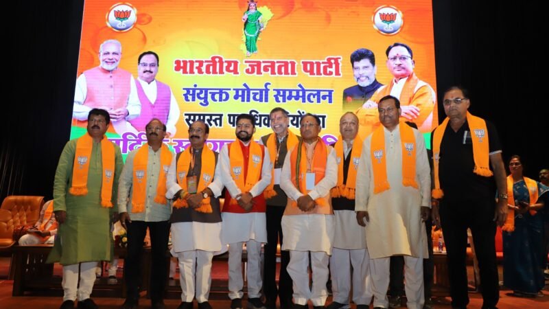 Loksabha Chunav 2024: CG में बढ़ा मोदी परिवार: पूर्व कांग्रेस विधायक मंतूराम सहित 200 ने थामा बीजेपी का दामन