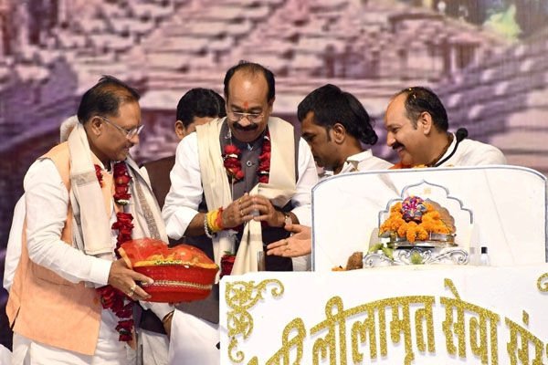 CM विष्णुदेव की घोषणा: कथा वाचक प्रदीप मिश्रा को राज्य अतिथि का दर्जा, राम भक्तों को अयोध्या में रामलला का कराया जाएगा दर्शन