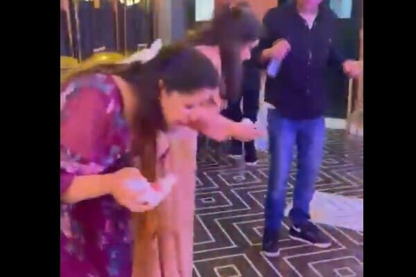Gurugram Restaurant News: गुरुग्राम के रेस्टोरेंट में माउथ फ्रेशनर खाने के बाद लोगों की तबियत बिगड़ी, मुँह से निकलने लगा खून, देखें Video