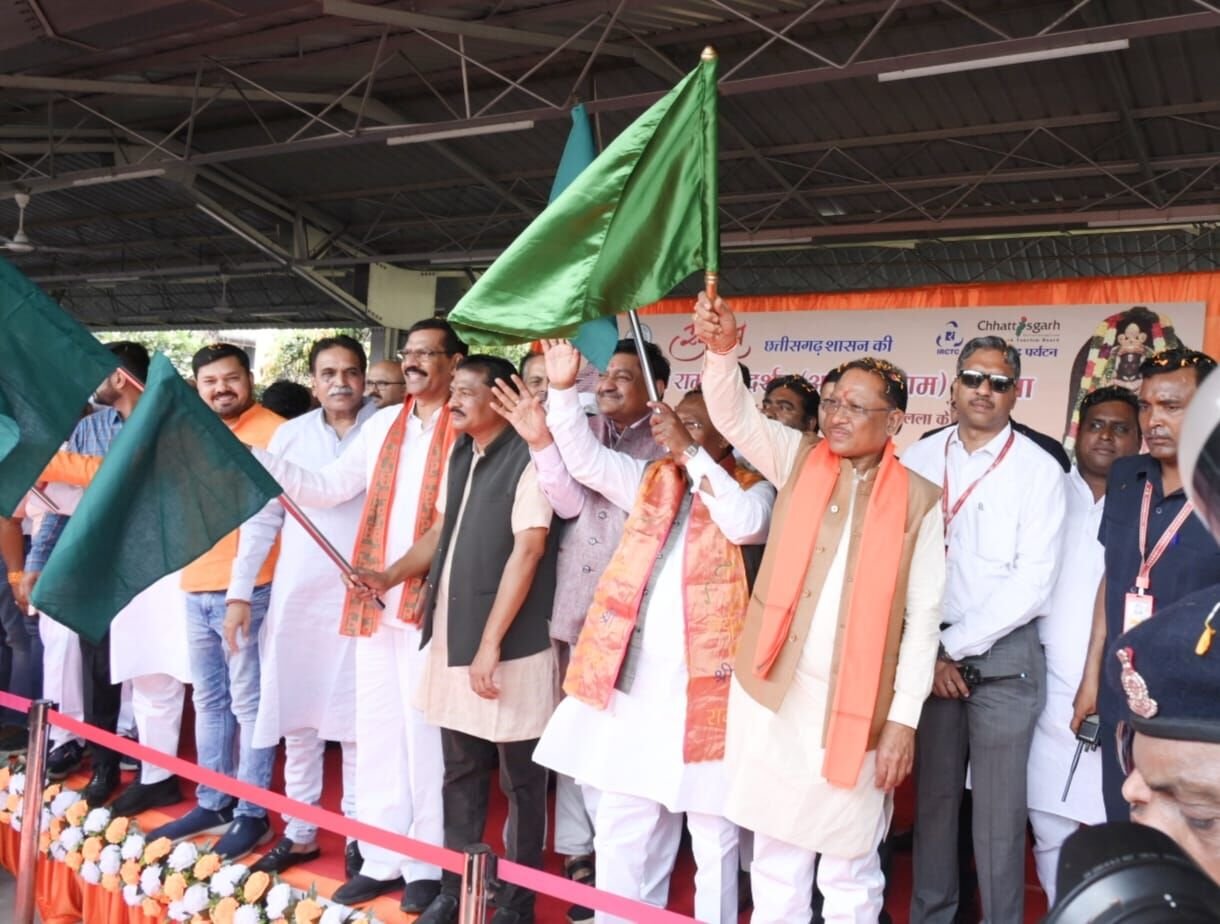 Ram lala Darshan Yojana: श्री रामलला दर्शन योजना का शुभारंभ: सीएम विष्णुदेव साय ने दिखाई हरी झंडी, देखें रेलवे स्टेशन पर उत्साह की तस्वीरें