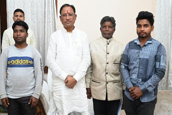 CM Vishnudeo: जाने का किराया रखे हो? फिर CM विष्णुदेव ने अपनी जेब से निकाल कर कोरवा आदिवासियों को दिया खर्च, बोले-खाना खाकर जाना