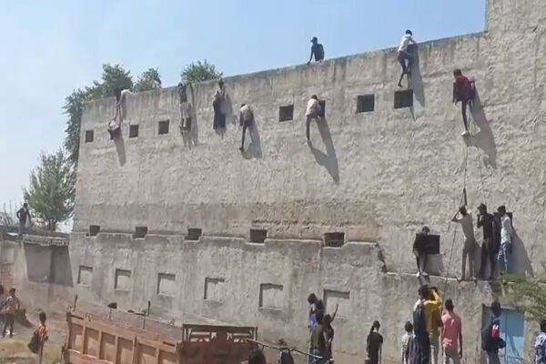 Hariyana Board Exam Cheating: नकल: रस्सी से लटककर खिड़कियों से फेंकी पर्ची, ना जान की परवाह ना किसी का डर…वीडियो देख आप भी कहेंगे OMG