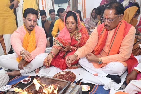 CG CM House: सीएम विष्‍णुदेव का ‘हाउस प्रवेश’: विधि- विधान से पूजा-पाठ कर शिफ्ट हुए मुख्‍यमंत्री, देखें फोटो और वीडियो
