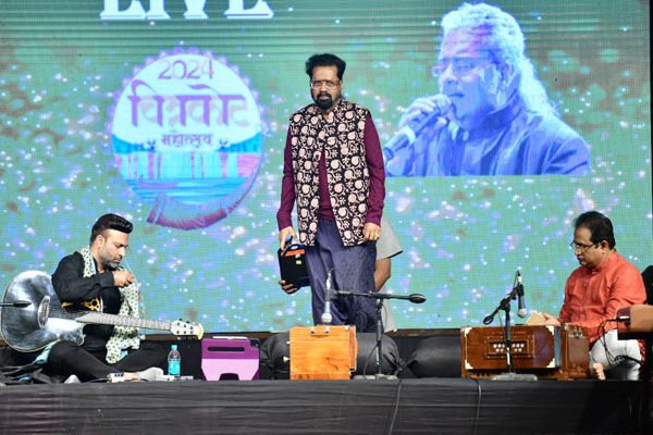 Chitrakote Mahotsav: मशहूर सिंगर हरिहरण और स्थानीय कलाकारों ने दी रंगारंग प्रस्तुति…