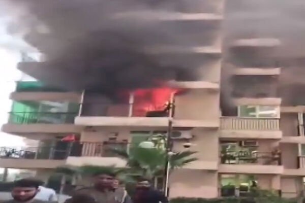 Greater Noida Fire: ग्रेटर नोएडा में गौर सिटी के दो फ्लैट में लगी भीषण आग, फ्लैट में फंसे कई लोग