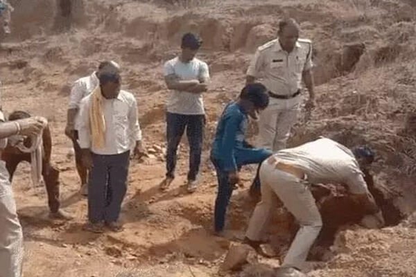 Chhindwara News: छिंदवाड़ा में नाबालिग के साथ दुष्कर्म, विरोध करने पर  कुल्हाड़ी से मारा, फिर दफनाया, पुलिस ने कब्र से निकलवाया शव