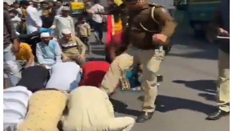 Delhi News: सड़क पर पढ़ रहे थे नमाज़, पुलिसकर्मी ने मारी लात, किया गया सस्पेंड…