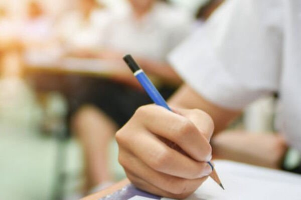 MP Paper Leak: टीचरों की लापरवाही से बोर्ड परीक्षा के पेपर लीक, 6 मार्च को बांट दिया 11 मार्च का पेपर