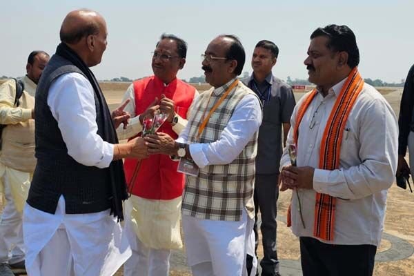 Rajnath Singh's visit: राजनाथ सिंह पहुंचे रायपुर: एयरपोर्ट पर सीएम व दोनों डिप्‍टी सीएम ने किया स्‍वागत, केंद्रीय रक्षा मंत्री किसान महाकुंभ में होंगे शामिल