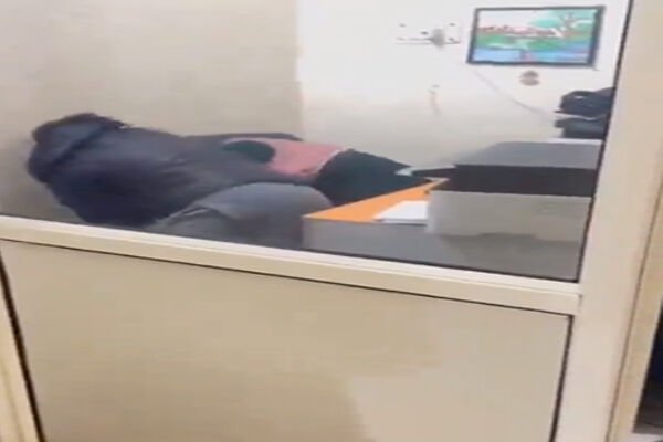 Ghaziabad News: गाजियाबाद में प्रिंसिपल ने दलित शिक्षिका को बाल पकड़ कर पीटा, जातिसूचक शब्दों का किया इस्तेमाल, वजह कर देगी हैरान…