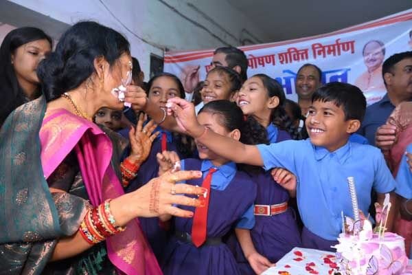 Kaushalya Sai: मैडम CM का बर्थ डे सेलिब्रेशन: जानिए..पत्नी कौशल्या के जन्मदिन पर सीएम ने कैसे किया विश, न्योता भाेज में बच्चों ने चेहरे पर केक लगाकर बोला हेप्पी बर्थ डे