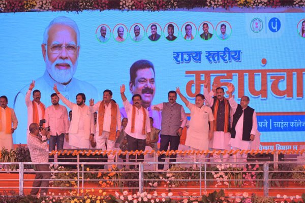 CG पंचायत प्रतिनिधि सम्मेलन: विशिष्ट कार्य करने वाले ग्राम पंचायतों को 9 थीम पर किया गया सम्मानित…