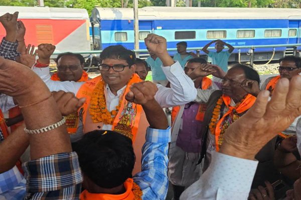 'जय श्री राम' के उद्घोष के साथ वित्त मंत्री ने अयोध्या धाम दर्शन को जा रहे श्रद्धालुओं को रेल्वे स्टेशन से किया रवाना, सुखद सफर के लिए दी शुभकामनाएं