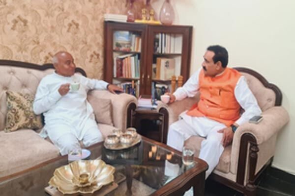 Madhya Pradesh News:  पूर्व गृह मंत्री डॉ नरोत्तम मिश्रा ने डॉ गोविंद सिंह से की मुलाकात, बंद कमरे में हुई चर्चा