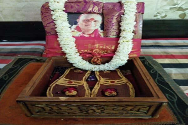 Uttar Pradesh News: दिवंगत गुरु की अभिलाषा की पूरी, शिष्य ने खड़ाऊं को कराया रामलला के दर्शन