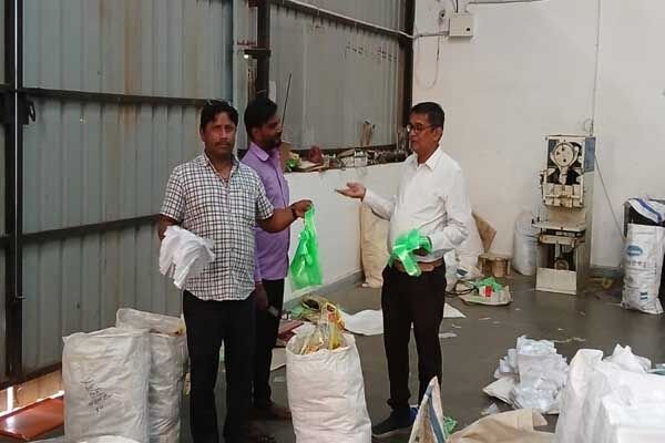 Raipur News: प्रशासन की अचानक टूटी नींद, पड़े छापे: 131 किलो कैरी बैग जब्‍त, लंबे अर्से पर हुई कार्यवाही